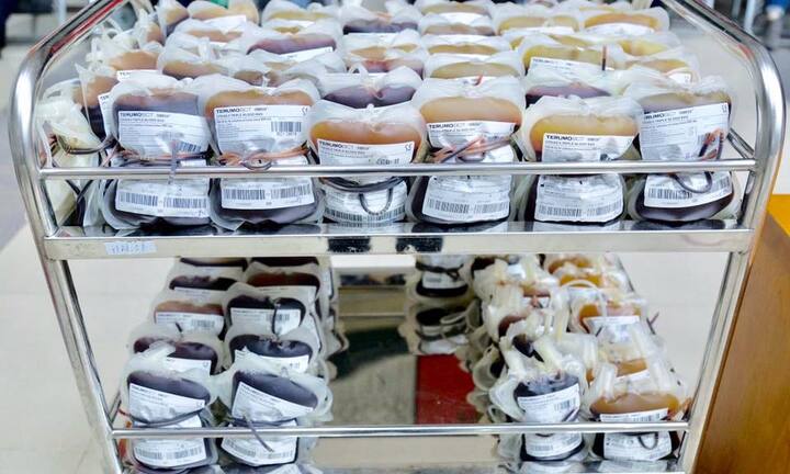 Hàng ngàn người xếp hàng đợi tới đêm để hiến máu nhóm O đang cạn kiệt