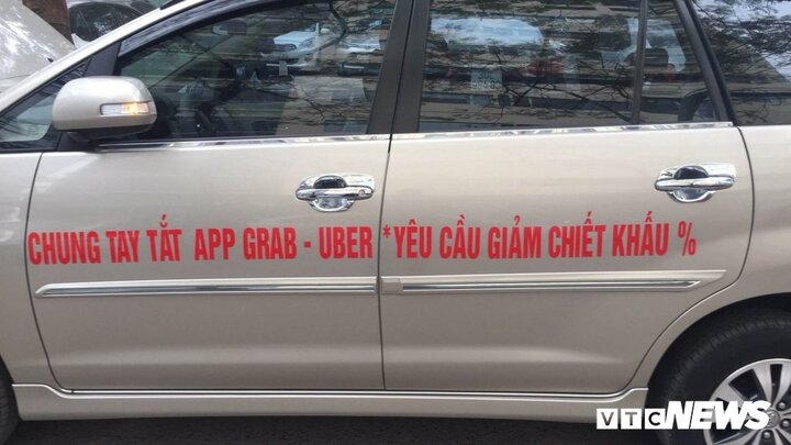 Hàng trăm tài xế Uber, Grab đồng loạt biểu tình đòi hãng giảm chiết khấu
