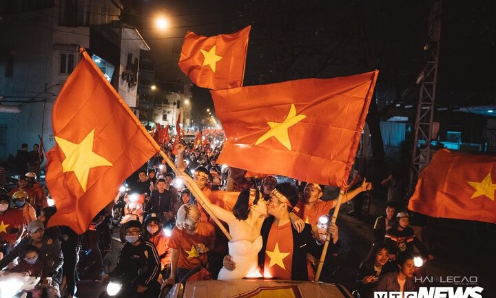 U23 Việt Nam đại thắng, doanh nhân 9X cầu hôn bạn gái, 'săn' cặp song sinh Quang Hải - Tiến Dũng