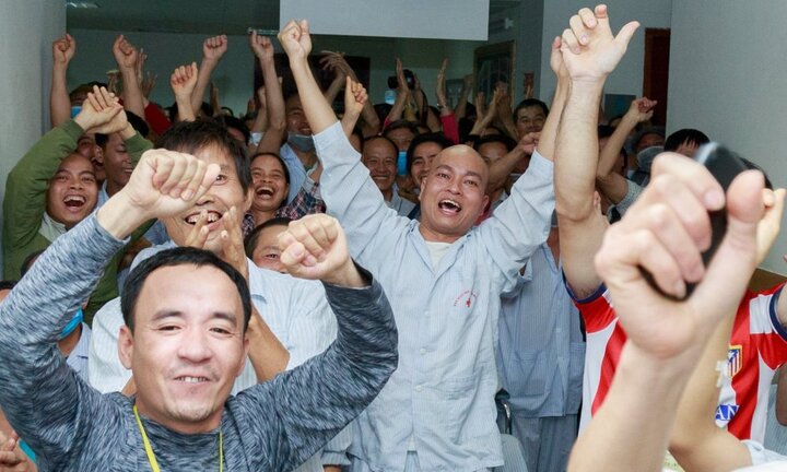 Bệnh nhân quên đau, quên sống chết cổ vũ U23 Việt Nam: Khoảnh khắc bóng đá nối triệu trái tim