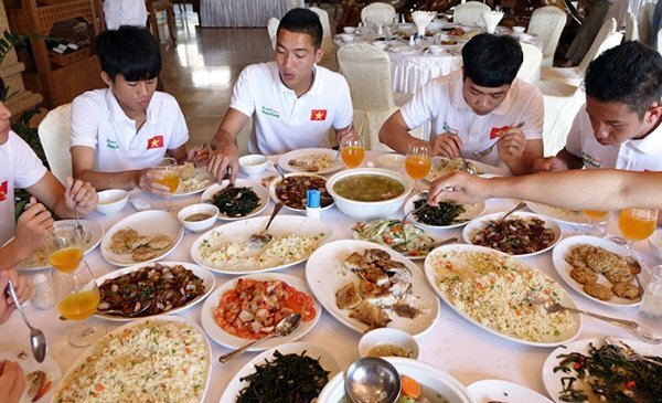 Vì sao HLV Park Hang Seo cấm U23 Việt Nam vừa ăn vừa dùng điện thoại?