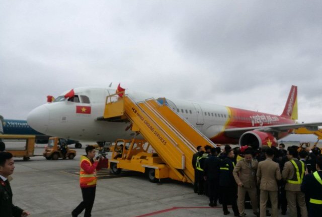 Người mẫu mặc bikini trên chuyên cơ đón U23 Việt Nam: VietjetAir xin lỗi