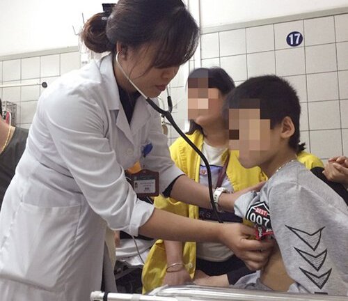 Ăn bò khô nhuộm phẩm màu, bé trai cấp cứu vì tiểu ra máu