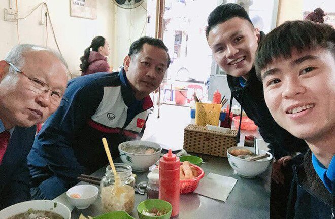 Duy Mạnh, Quang Hải mời HLV Park Hang Seo ăn phở bò