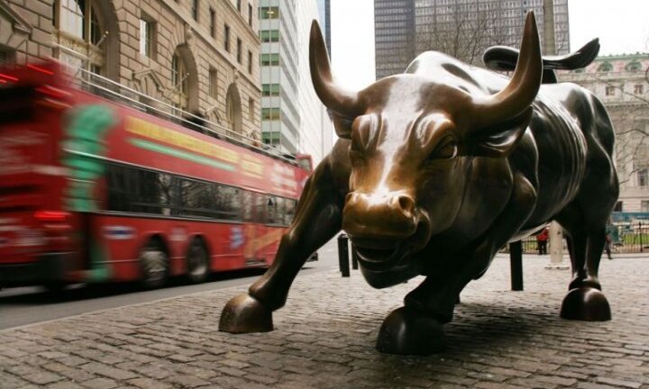 VN-Index giảm chóng mặt, chuyên gia khuyên giữ tiền mặt