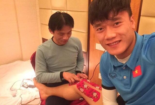 Bác sĩ đội tuyển U23 Việt Nam lần đầu tiết lộ hình ảnh chăm sóc các 'cầu thủ vàng'