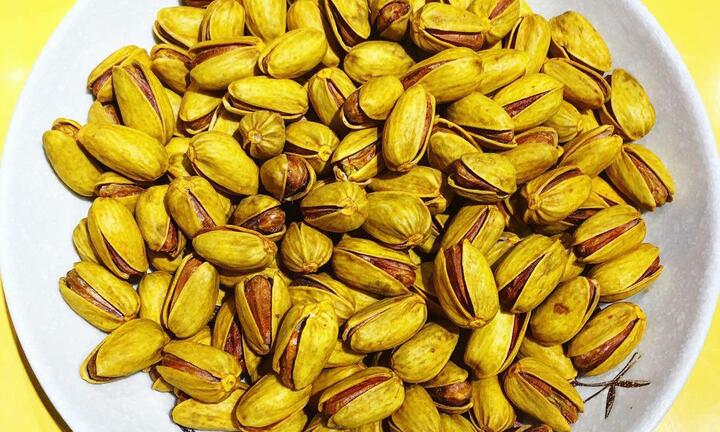 Chi cả tỷ bạc mua 'vàng đỏ' tẩm hạt dẻ cười ăn Tết