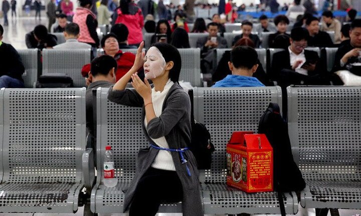 Chờ tàu xe trước Tết, người Trung Quốc làm gì để 'giết thời gian'?