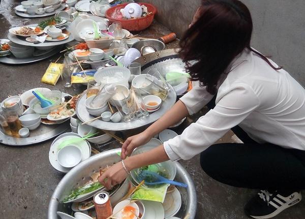 Hà Nội: Rửa bát sai tư thế, phụ nữ trẻ nhập viện