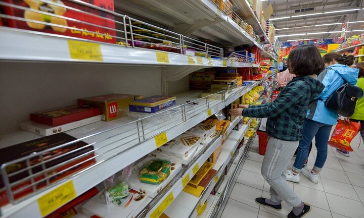 Quầy bánh kẹo trong siêu thị 'tan hoang' trước Tết