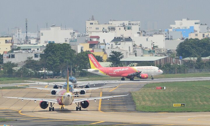 Cảnh máy bay ùn ứ chờ cất cánh ở sân bay Tân Sơn Nhất