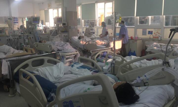 Cận Tết, Bệnh viện Bạch Mai 'vỡ trận', bác sĩ kiệt sức vì cấp cứu
