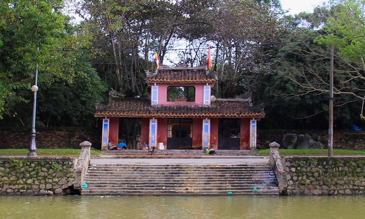 Khám phá ngôi chùa có bức tranh tường 9 con rồng lớn nhất Việt Nam