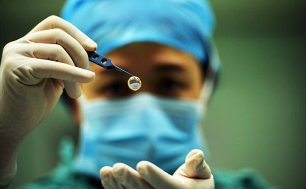 Bé 7 tuổi ở Hà Nội hiến giác mạc: ‘Con tặng lại ánh sáng cho bạn khác nhé’