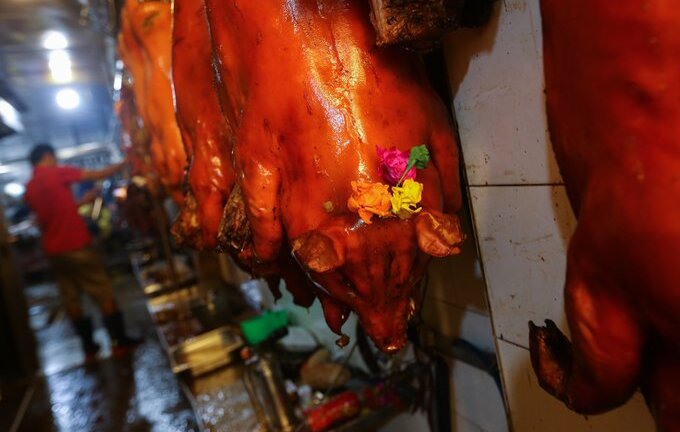 Người Sài Gòn chi tiền triệu mua heo quay nguyên con cúng Thần Tài