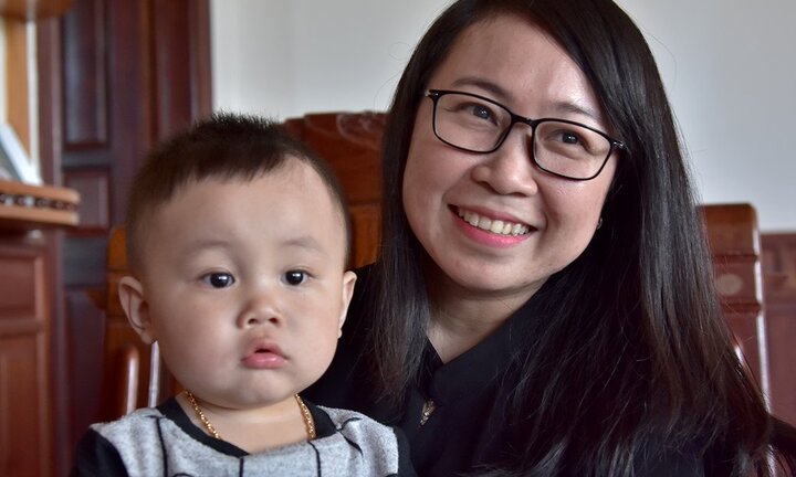 Cô giáo dạy nhạc xinh đẹp tình nguyện mang thai hộ vợ chồng chị gái