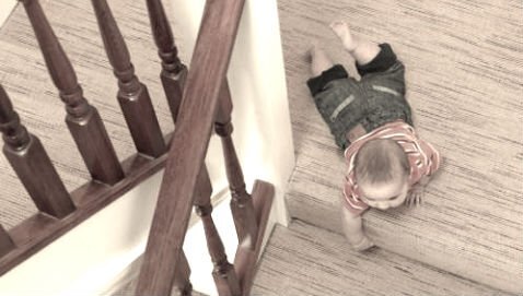 Tội nghiệp bé trai ngã nứt sọ khi leo gác lửng lấy điện thoại