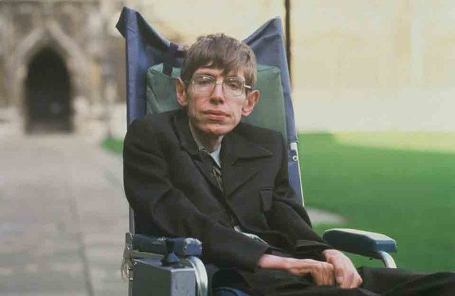 Căn bệnh thiên tài vật lý Stephen Hawking mắc phải đáng sợ thế nào?