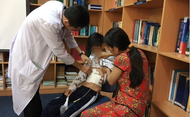 Bé trai teo dạ dày, sụt 12kg khi uống chai nước để trên bàn