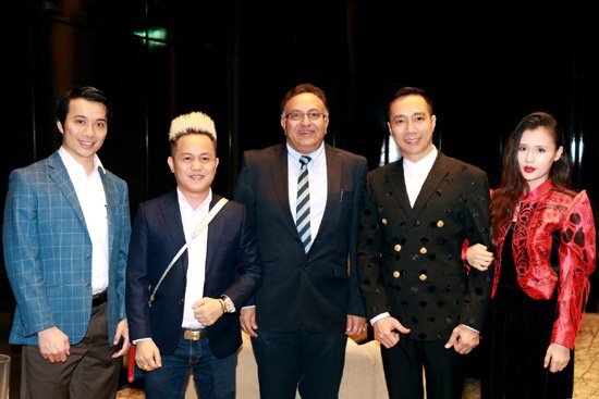 NTK Đỗ Trịnh Hoài Nam trao đổi cùng Ts Alok Bharadwaj