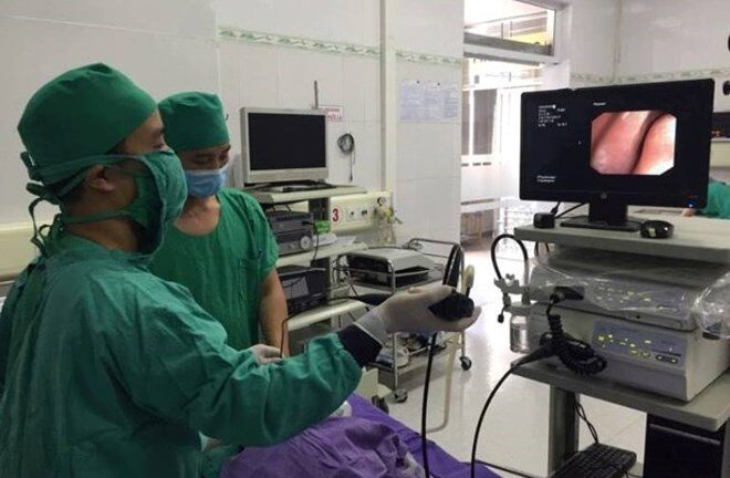 Ép trẻ ăn khi đang ho: Dễ sặc thức ăn xuống phổi