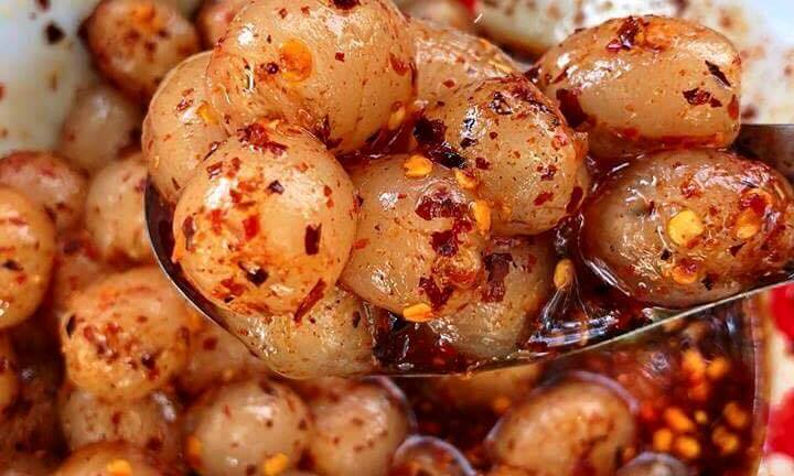 Quả rừng đỏ au: Món lạ dầm muối ớt lên cơn sốt quà vặt