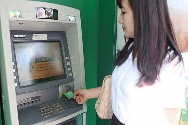 Tăng phí ATM ‘khủng’, khách hàng không chịu thấu
