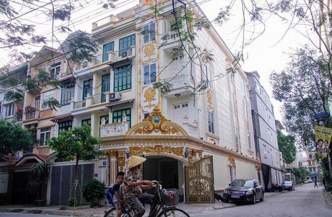 Ngôi biệt thự 2 mặt tiền phủ vàng giữa Hà Nội