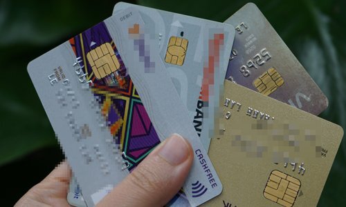 Đề xuất buộc nhà băng đền tiền cho khách nếu để thẻ từ bị giả mạo