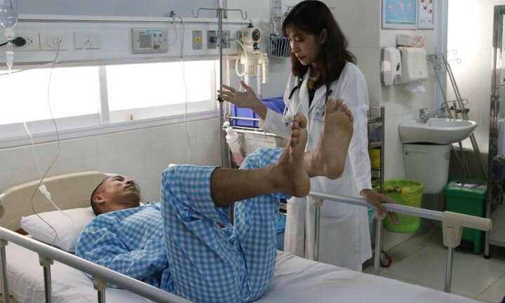 Đang đá bóng bất ngờ bị méo miệng, liệt nửa người