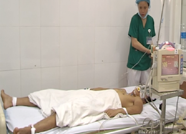 Cấp cứu 5 ngư dân bị ngạt khí dưới khoang tàu