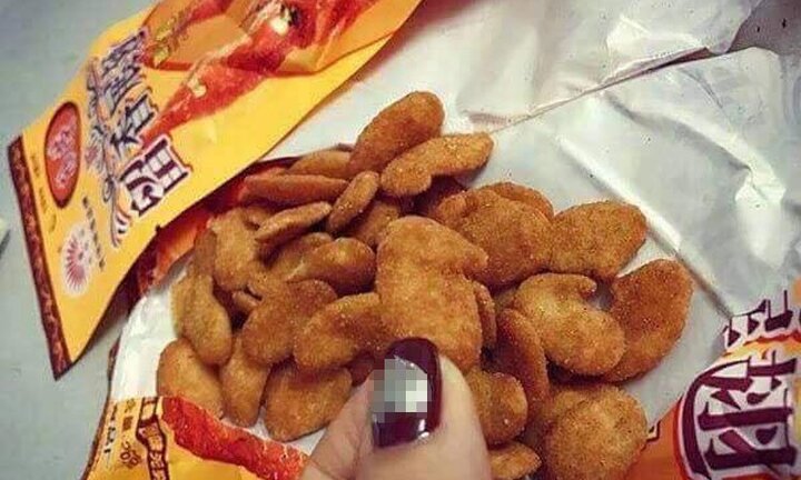 Bim bim cánh gà Trung Quốc: Mẹ mua 1.000 gói chiều con chơi hè