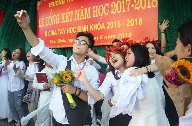 Em trai Sơn Tùng M-TP bẽn lẽn xin ôm các bạn trong lễ bế giảng