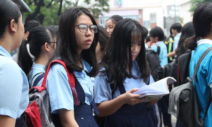 Sáng nay, hơn 87.000 học sinh TP.HCM làm bài thi lớp 10
