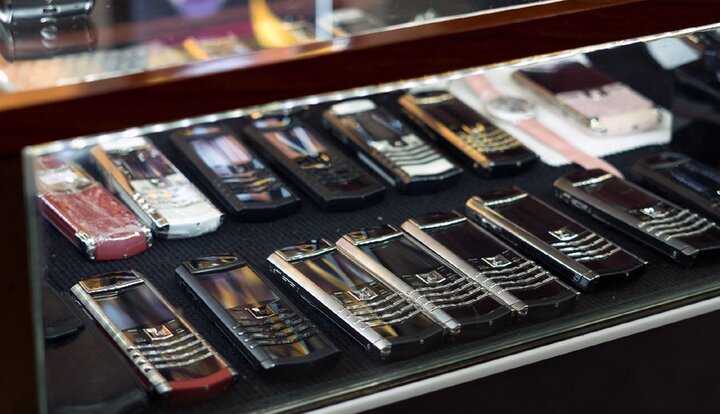 Cãi nhau với bạn gái vì thú chơi điện thoại Vertu chục tỷ