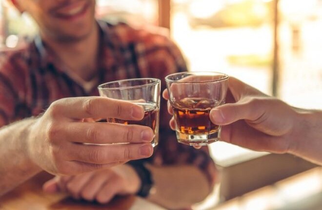 3 lầm tưởng tai hại của quý ông khi uống rượu bia