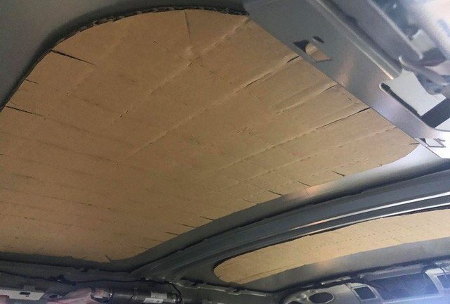 Người dùng chia sẻ hình ảnh trần xe sang MINI sử dụng bìa carton