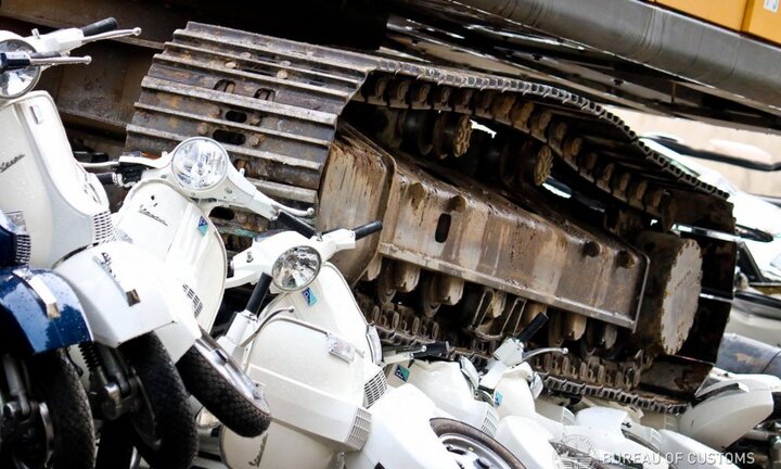 Xem cảnh máy xúc hạng nặng nghiến bẹp, phá hủy hàng trăm ôtô xe máy xịn nhập lậu