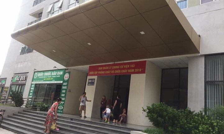 Báo động ô nhiễm từ ống xả rác của chung cư Bệnh viện 103