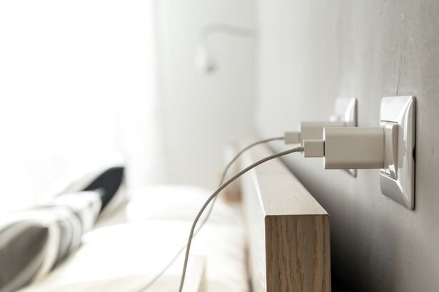 Dừng lại ngay đi, vừa ngủ vừa sạc điện thoại đang âm thầm giết bạn hàng đêm