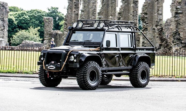 Land Rover Defender trong phim 007 giá đắt không tưởng