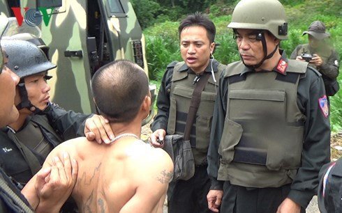 Hàng trăm cảnh sát dùng xe bọc thép vây bắt tội phạm ma túy