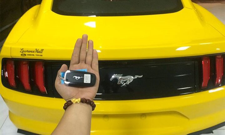 Đại gia Bình Dương mua Ford Mustang hơn 2 tỷ tặng bố