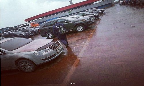 Giải bí ẩn 'cơn mưa máu' trút xuống bãi đỗ xe Nga