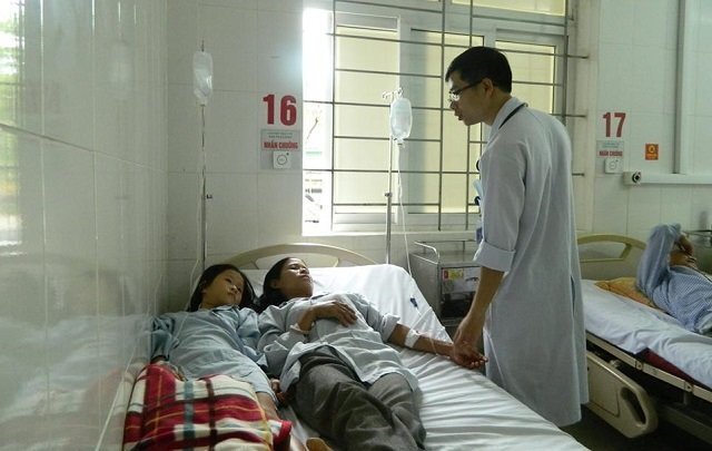 4 người trong một gia đình nhập viện khẩn cấp vì... ăn nấm rừng