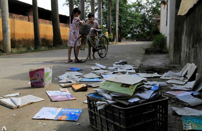 Hà Nội: Học sinh mang sách vở ngập nước lũ phơi bên đường