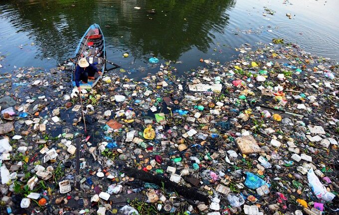 Rác thải phủ kín kênh thoát nước cho sân bay Tân Sơn Nhất