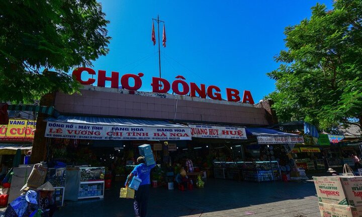 Bên trong chợ Đông Ba 112 tuổi xập xệ, nhếch nhác