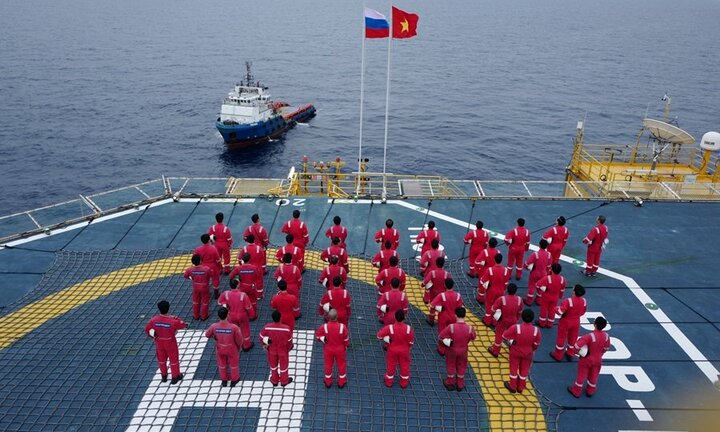 Buổi chào cờ trên giàn Hải Thạch - Mộc Tinh