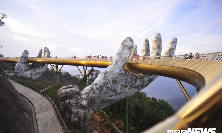 Dân mạng phát cuồng vẻ đẹp Cầu Vàng - Đà Nẵng vì nguyên nhân này